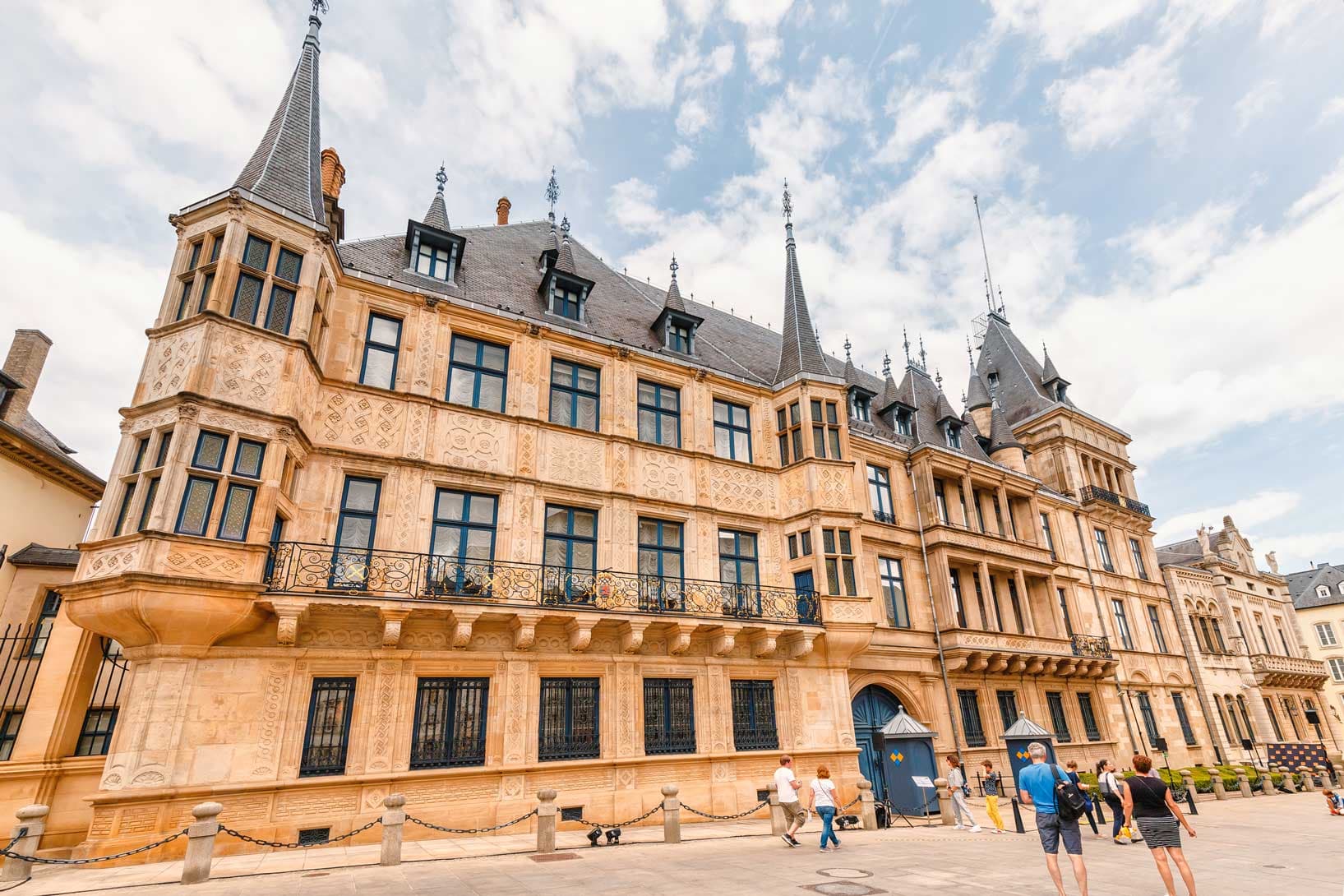 Châu Âu (Pháp - Luxembourg - Bỉ - Hà Lan - Đức) - Khám Phá Công Viên Chủ Đề Disneyland Paris
