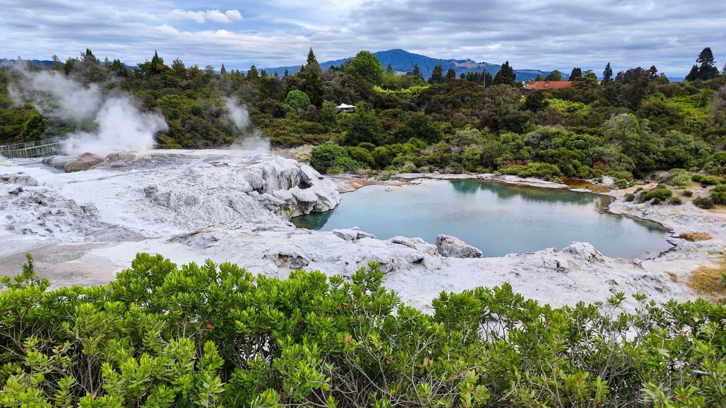 New Zealand (Auckland - Waitomo - Rotorua – Christchurch – Wanaka - Queenstown - Milford Sound - Auckland)