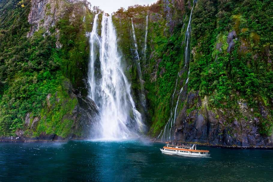 New Zealand (Auckland - Waitomo - Rotorua – Christchurch – Wanaka - Queenstown - Milford Sound - Auckland)