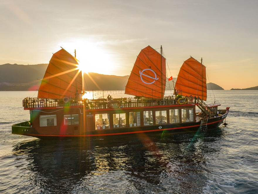Ngắm Mặt Trời Lặn Trên Du Thuyền 5 Sao Emperor Nha Trang