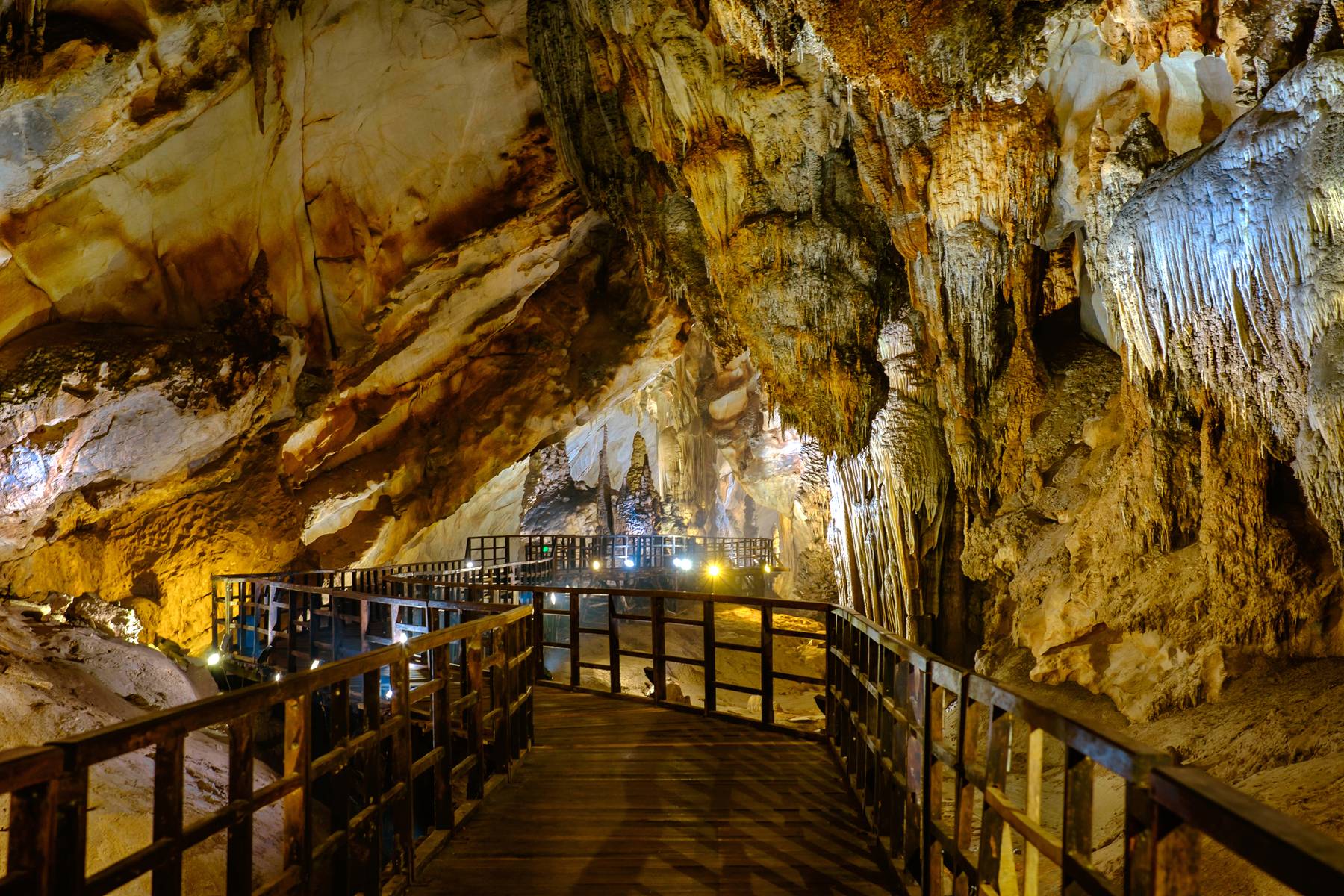 Đà Nẵng - Hội An - Khu Du Lịch Bà Nà Hills - Động Phong Nha - Huế