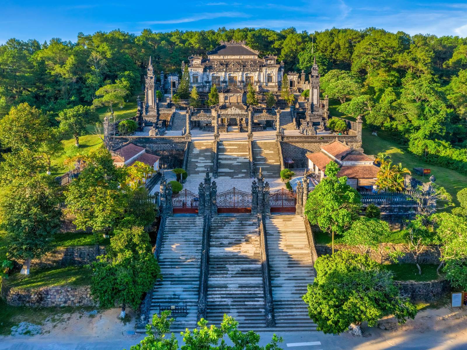 Huế - Thiền Viện Trúc Lâm Bạch Mã - Hội An - Đà Nẵng - Bà Nà Hills - Bảo Tàng Tranh 3D