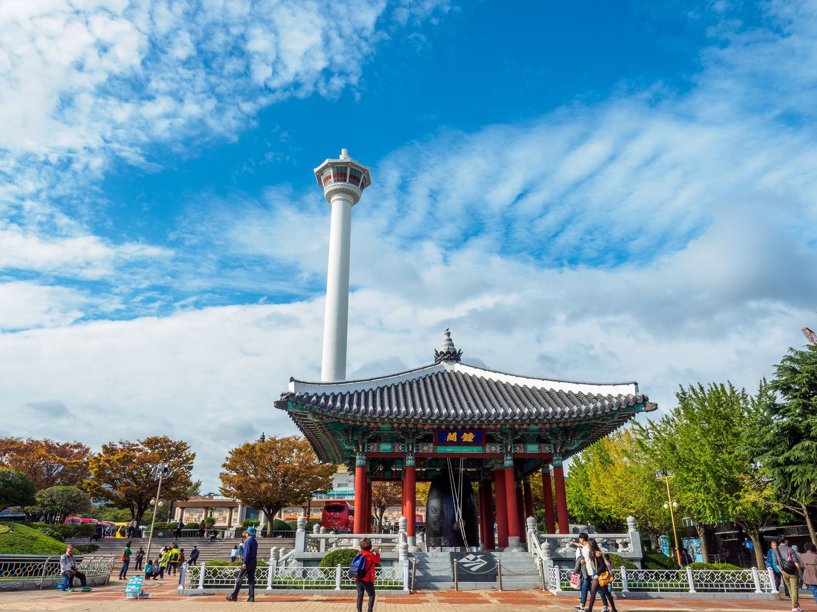 Hàn Quốc (Làng Bích Họa Gamcheon - Tàu Sky Capsule - Chùa Haedong Yonggungsa - Tháp Busan)