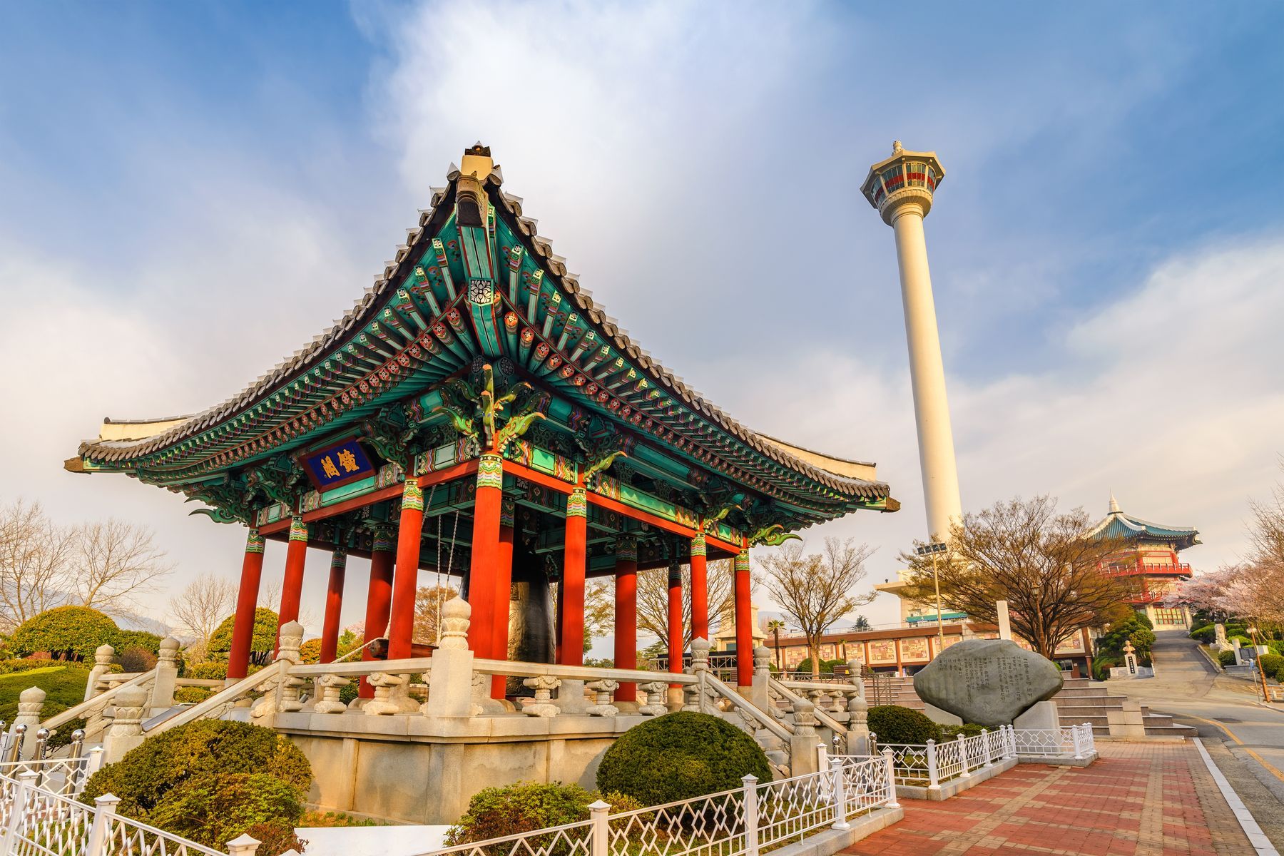 Hàn Quốc (Làng Bích Họa Gamcheon - Tàu Sky Capsule - Chùa Haedong Yonggungsa - Tháp Busan)