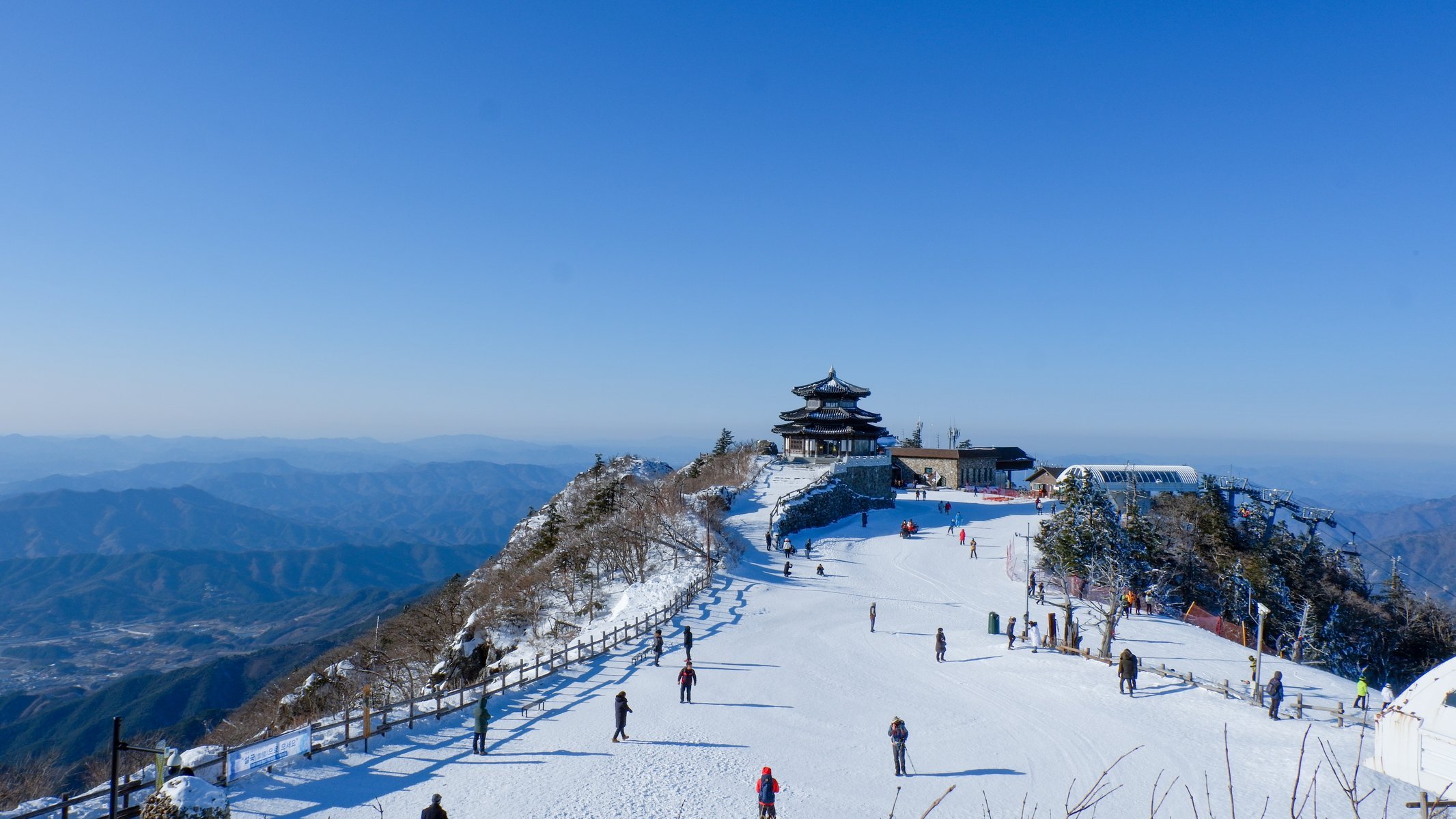 Hàn Quốc (Seoul - Busan - Trải Nghiệm KTX - Công Viên Giải Trí Lotte World - Trải Nghiệm Trượt Tuyết - Cố Cung Gyeongbokgung - Làng Bích Họa Gamcheon)