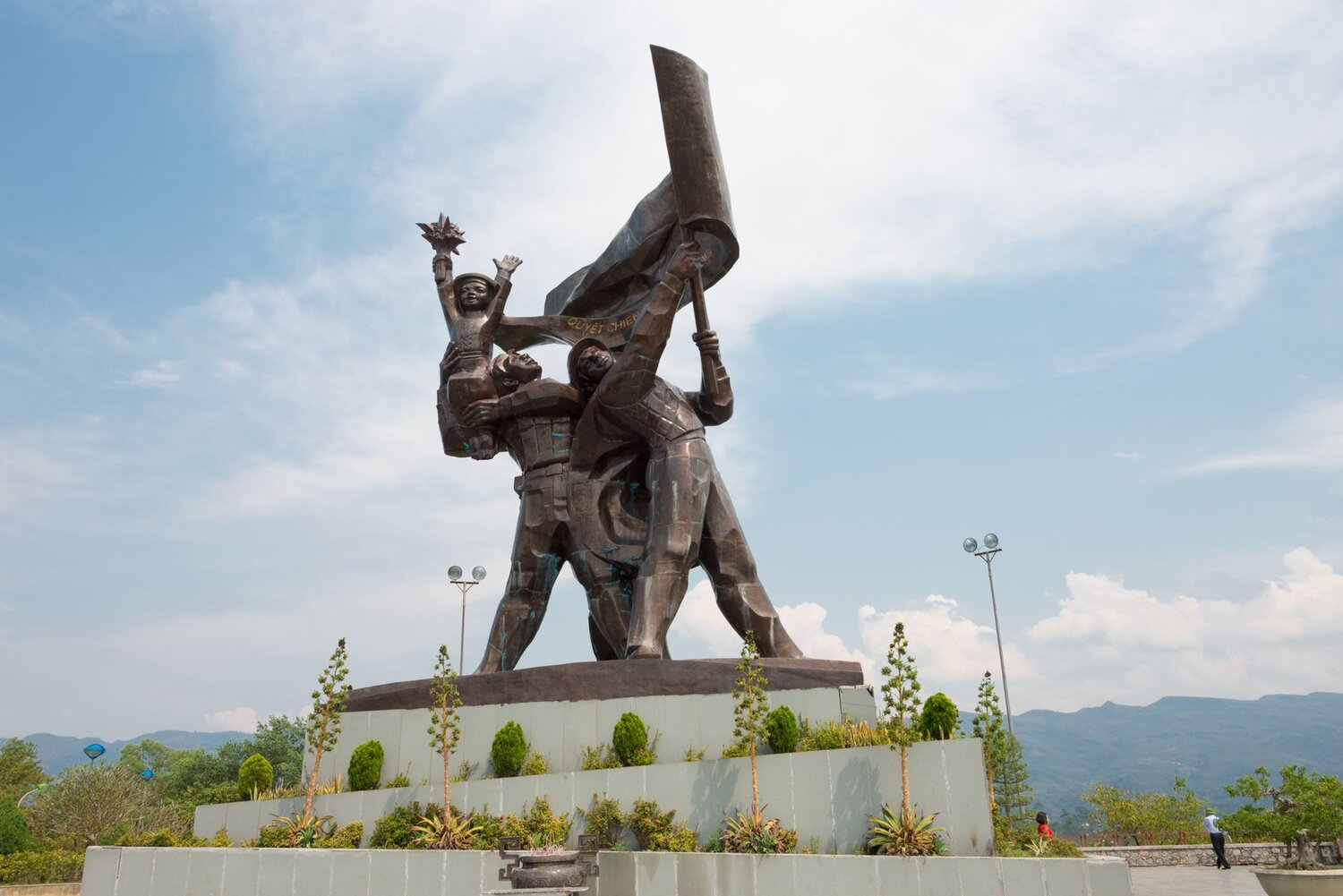 HÒA BÌNH – CẦU KÍNH BẠCH LONG (MỘC CHÂU) – ĐIỆN BIÊN – LAI CHÂU - SAPA