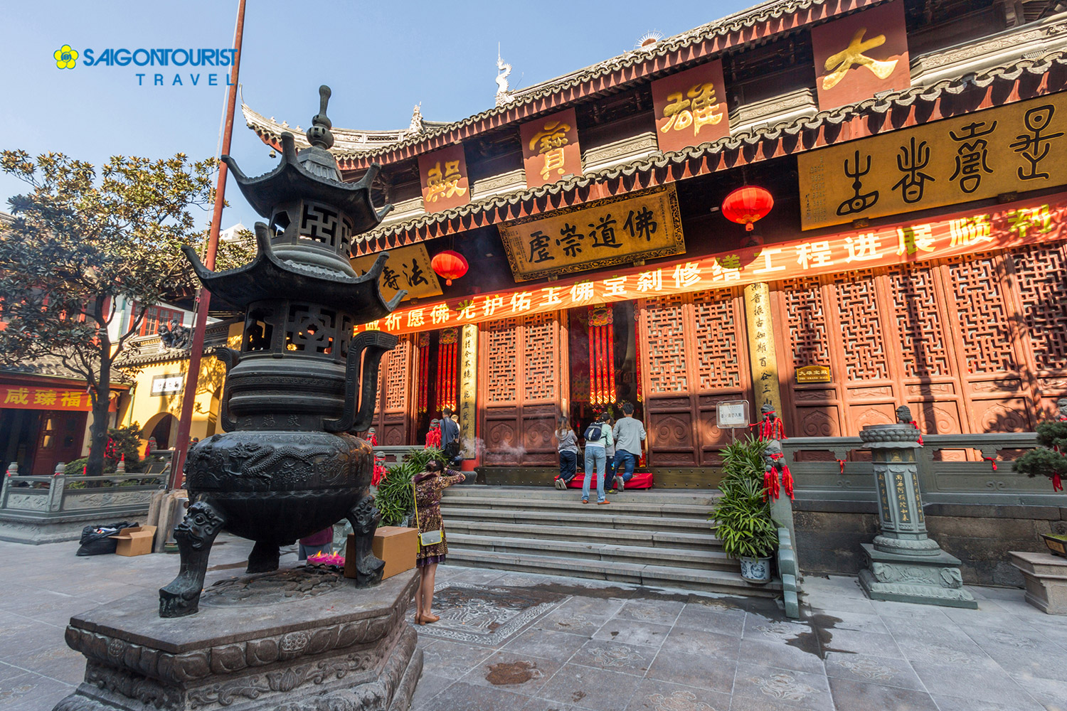 The Jade Buddha Temple is a Buddhist temple in Shanghai chua phat ngoc 244831981